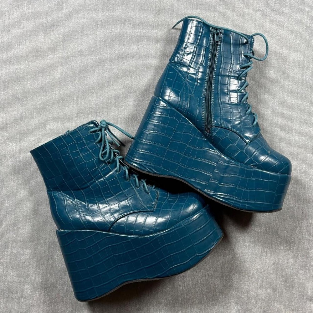 blue crocodile  platform boots vintage style